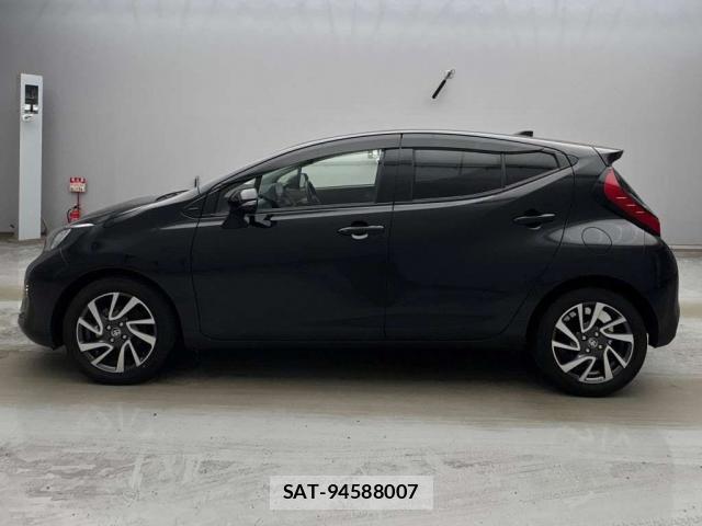 Toyota AQUA 2024-06 8055558-10