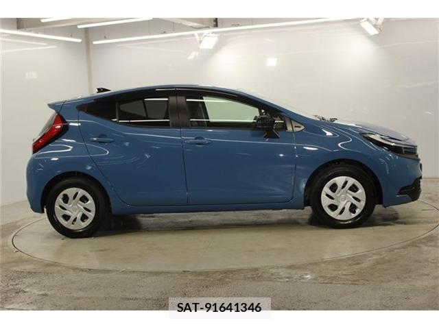 Toyota AQUA 2026-06 8055908-3
