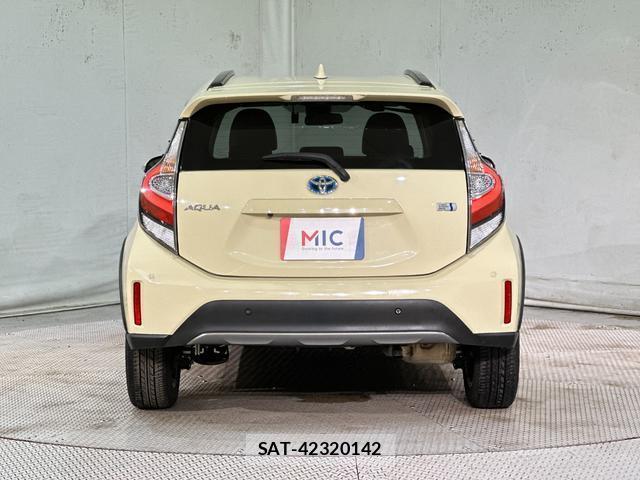 Toyota AQUA 2018-06 8056282-15