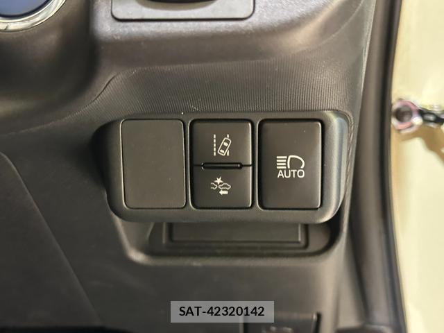 Toyota AQUA 2018-06 8056282-9