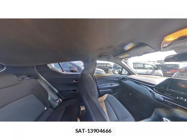 Toyota C-HR 2017-06 8055567-6