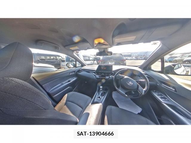 Toyota C-HR 2017-06 8055567-8