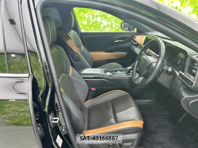 Toyota Crown Crossover 2023-09 8056133-3
