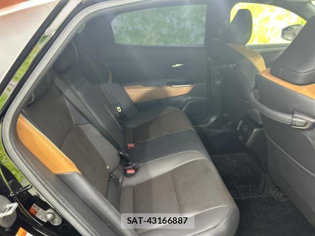 Toyota Crown Crossover 2023-09 8056133-4