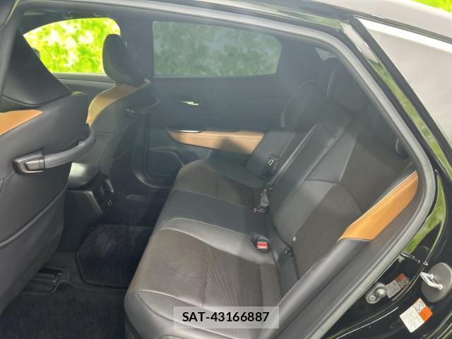 Toyota Crown Crossover 2023-09 8056133-6