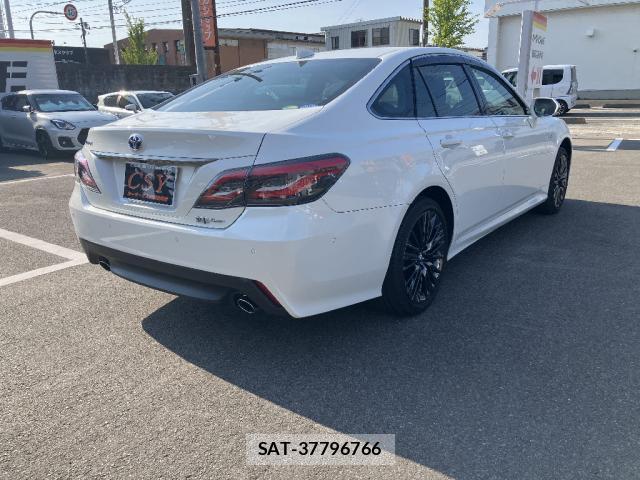 Toyota CROWN HYBRID 2020-02 8054136-2