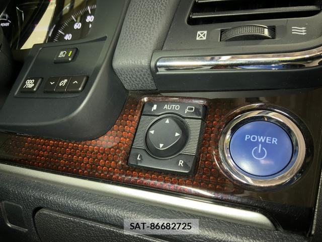 Toyota CROWN HYBRID 2017-06 8055530-16