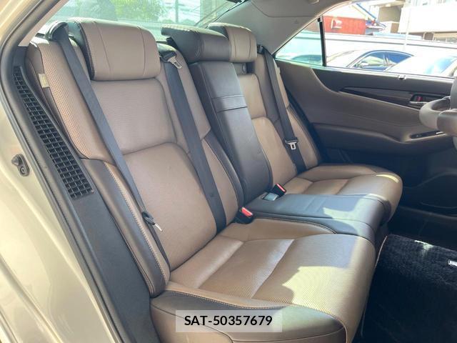 Toyota CROWN MAJESTA 2016-10 8055443-9