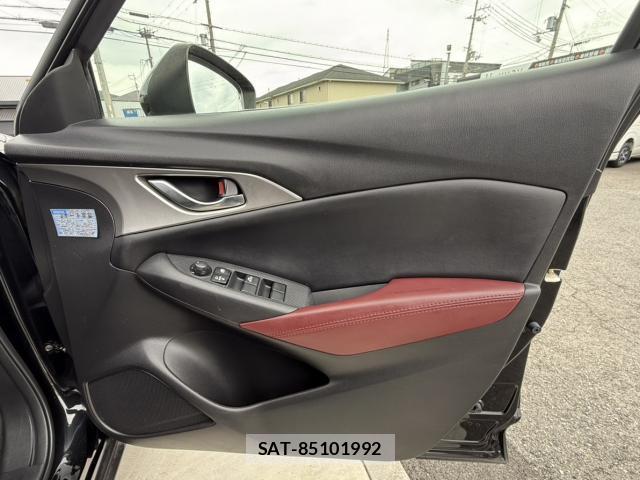 Mazda CX-3 2017-09 8053498-13
