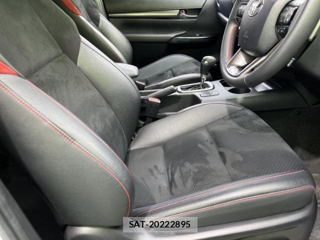 Toyota HILUX 2024-05 8056163-3
