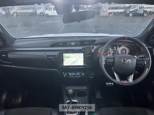 Toyota HILUX 2023-08 8055849-2