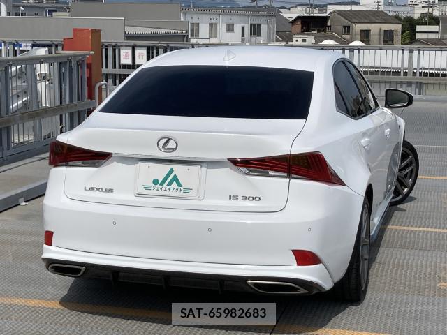 Lexus IS 2017-11 8055751-3