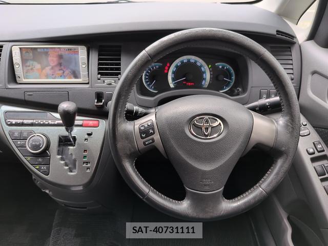 Toyota ISIS 2009-11 8053627-11