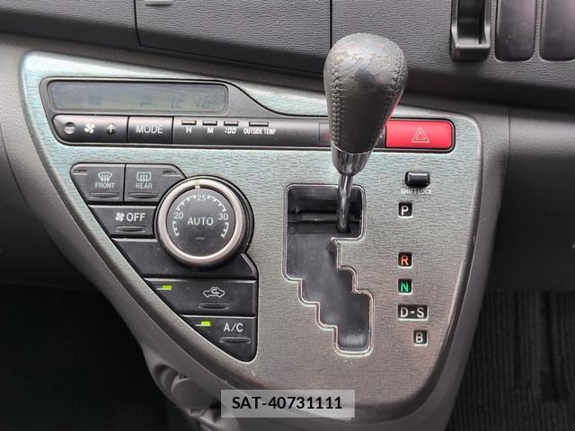 Toyota ISIS 2009-11 8053627-12
