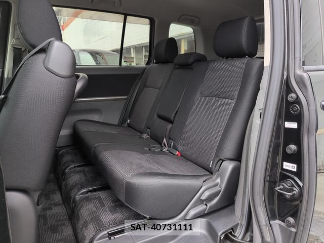 Toyota ISIS 2009-11 8053627-17