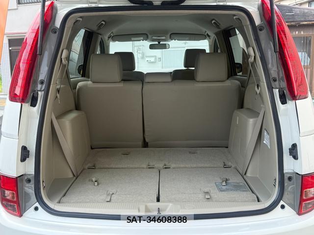 Toyota ISIS 2009-07 8056078-12