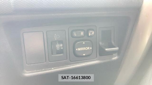 Toyota IST 2003-10 8053902-16