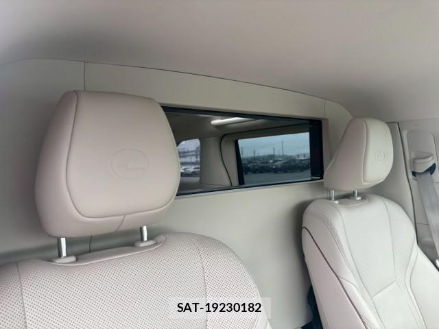 Lexus LM 2024-03 8054469-17