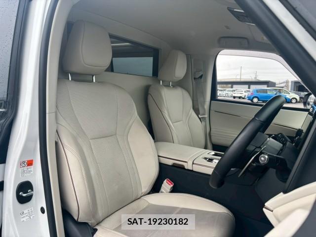 Lexus LM 2024-03 8054469-4