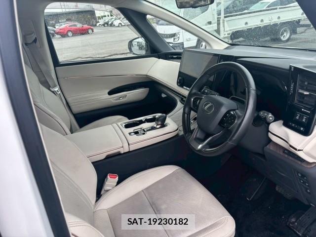 Lexus LM 2024-03 8054469-7