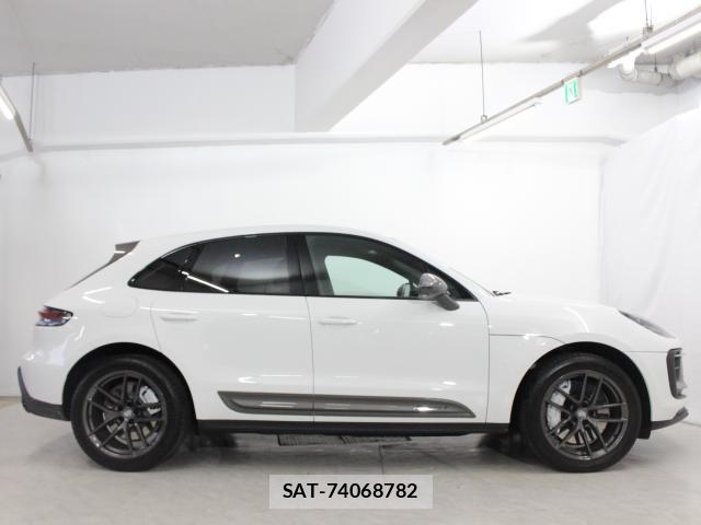 Porsche MACAN 2022-11 8054229-10