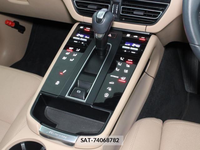 Porsche MACAN 2022-11 8054229-13