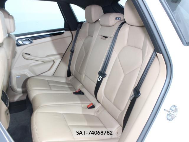 Porsche MACAN 2022-11 8054229-9