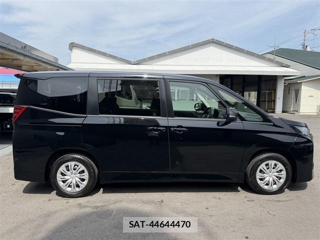 Toyota NOAH 2022-02 8053405-3