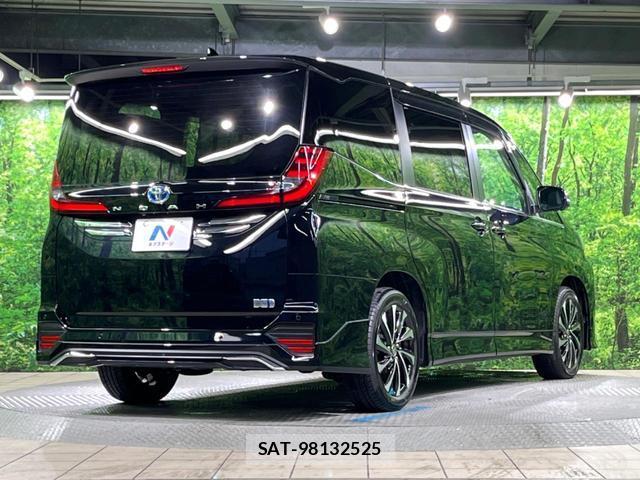 Toyota NOAH 2023-12 8053777-17