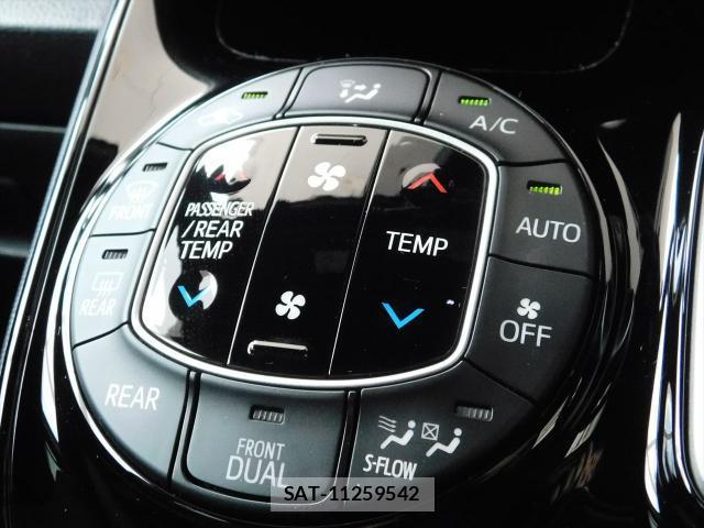 Toyota NOAH 2017-07 8054387-15