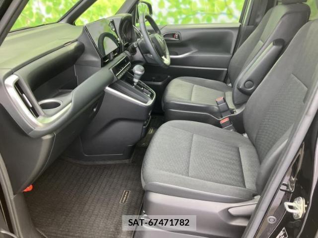 Toyota NOAH 2022-11 8056156-6