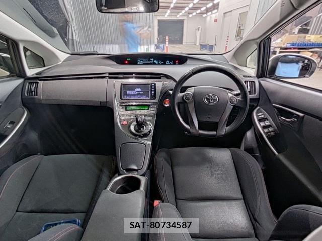 Toyota PRIUS 2015-10 8054121-2