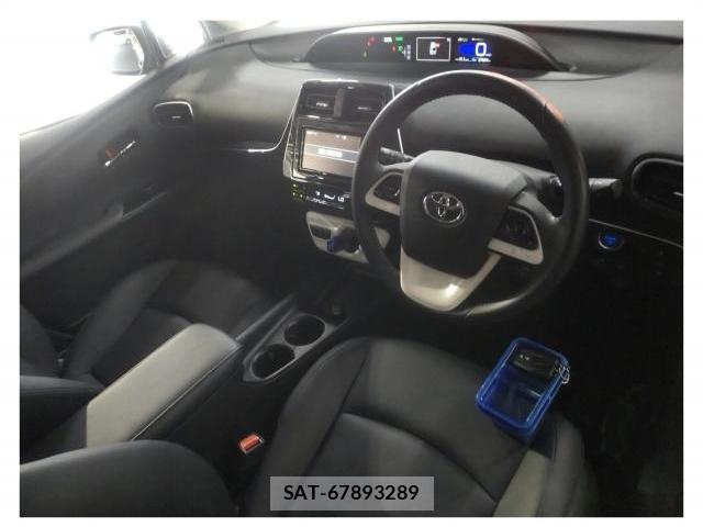 Toyota PRIUS 2017-06 8055323-2