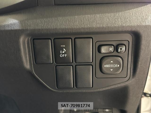 Toyota PRIUS 2013-04 8055797-8