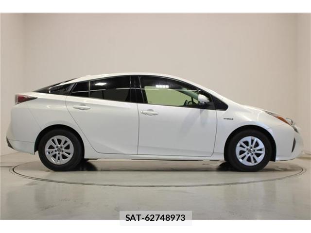 Toyota PRIUS 2017-07 8055894-12