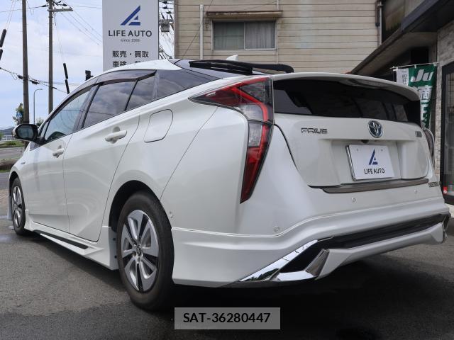 Toyota PRIUS 2016-05 8056277-2