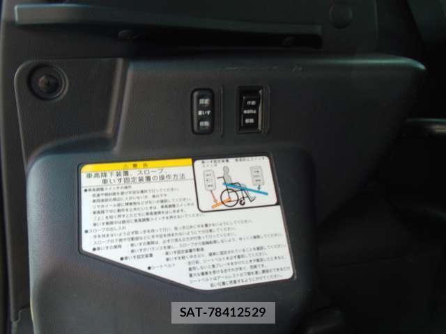 Toyota RACTIS 2013-03 8055002-9