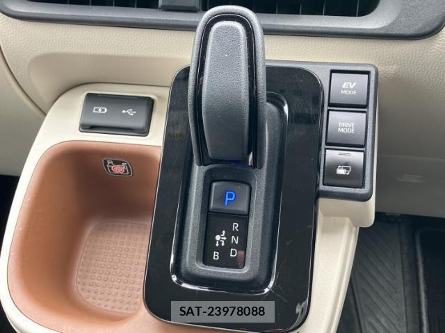 Toyota SIENTA 2023-06 8053521-16