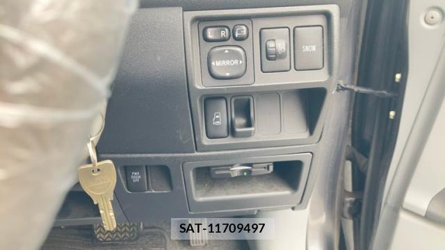 Toyota SIENTA 2010-02 8053953-11