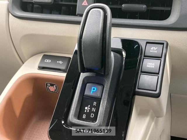 Toyota SIENTA 2023-06 8056204-17