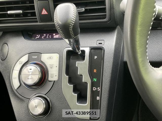 Toyota SIENTA 2021-08 8056241-17