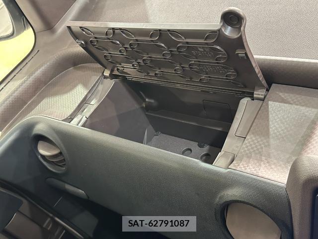 Toyota SPADE 2014-02 8056299-11