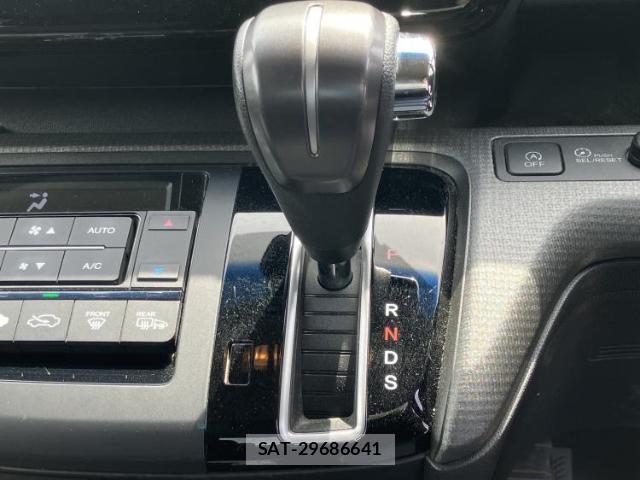 Honda e 2017-08 8056142-17