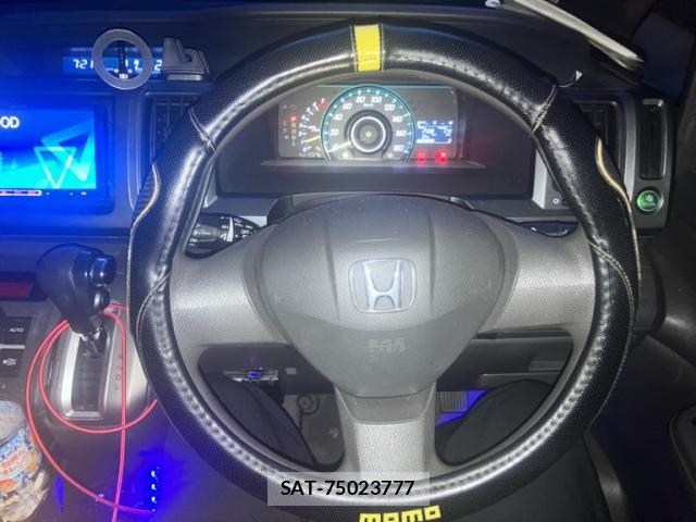 Honda e 2011-10 8053919-10