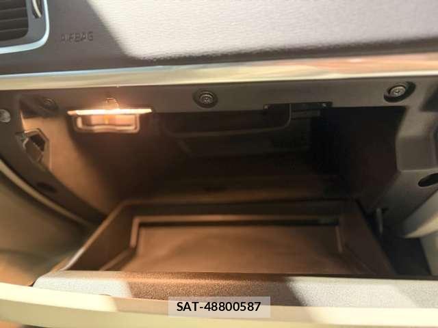 Volvo V40 2017-06 8054042-12
