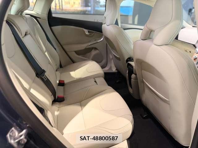 Volvo V40 2017-06 8054042-13
