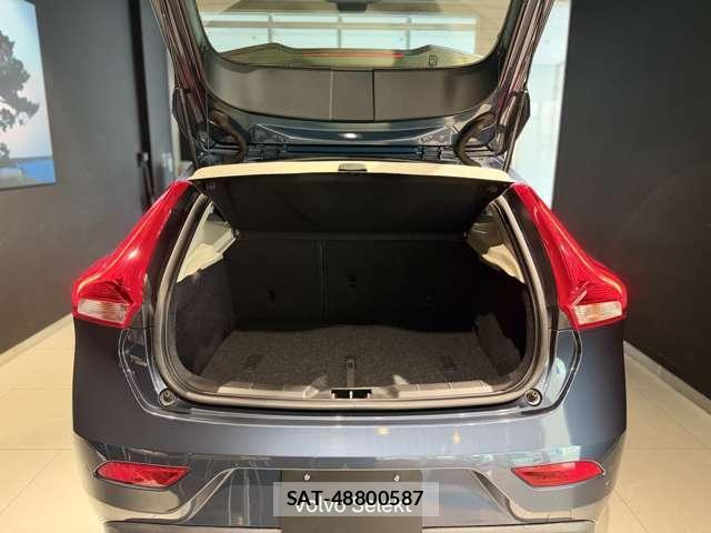Volvo V40 2017-06 8054042-17