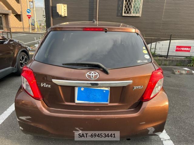 Toyota VITZ 2013-12 8054009-2