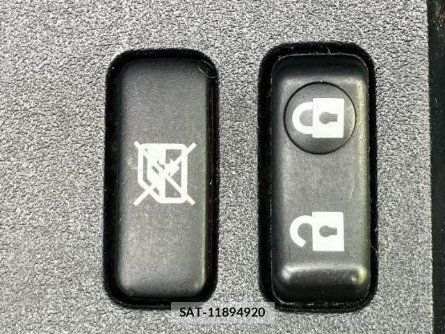 Toyota VITZ 2011-09 8056151-15