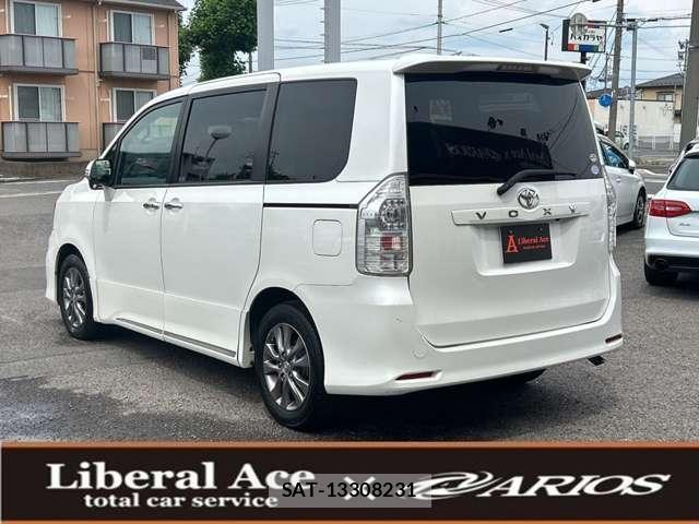 Toyota VOXY 2013-10 8053555-11